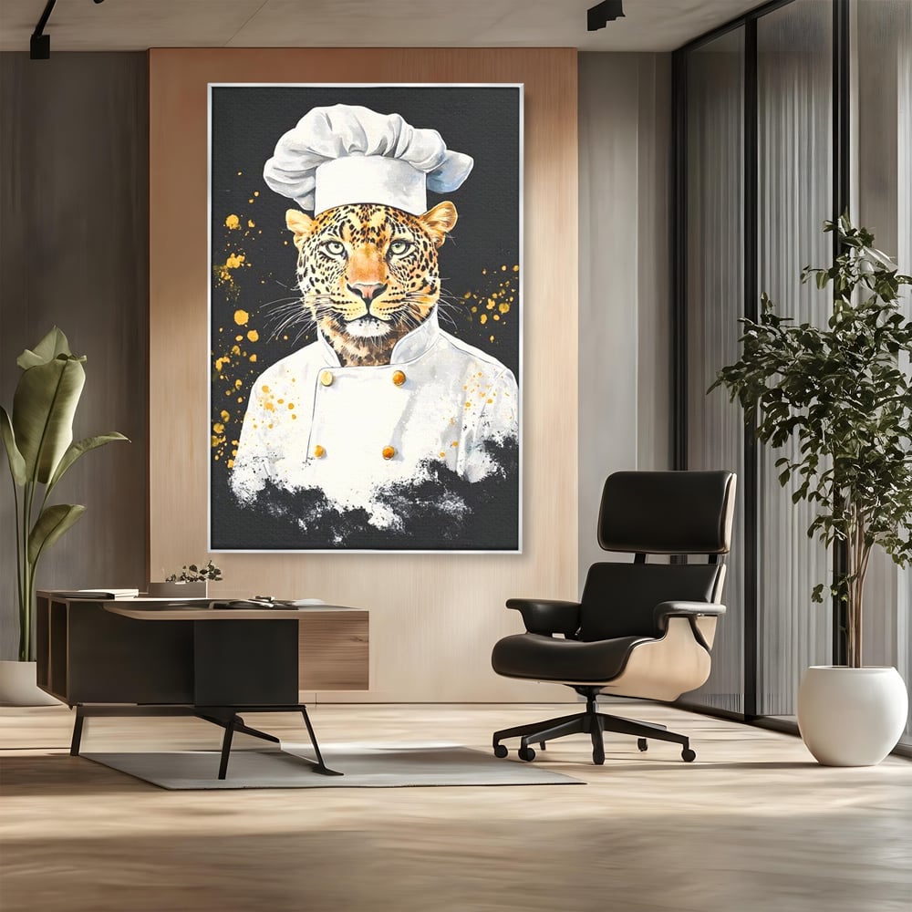 Tablou canvas cu tablou canvas cu leopard bucatar, in rama de aluminiu argintiu, pe perete intr-un birou